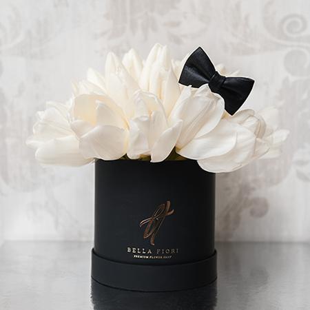 Белые тюльпаны в черной коробке Baby