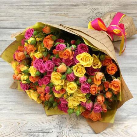 Букет из 29 разноцветных веточек кустовых роз