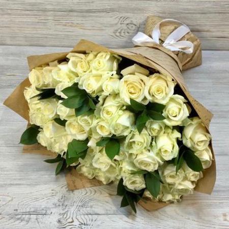 Букет из 51 белой розы (50 см) с зеленью