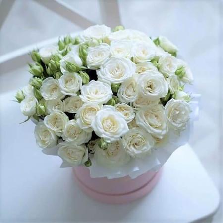 Букет "Шляпная коробка с белыми кустовыми розами"